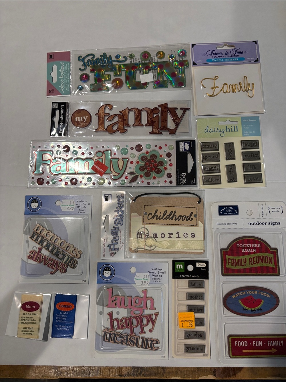 Scrapbooking Assorted 'Family' Embellishment Pack – lot 9